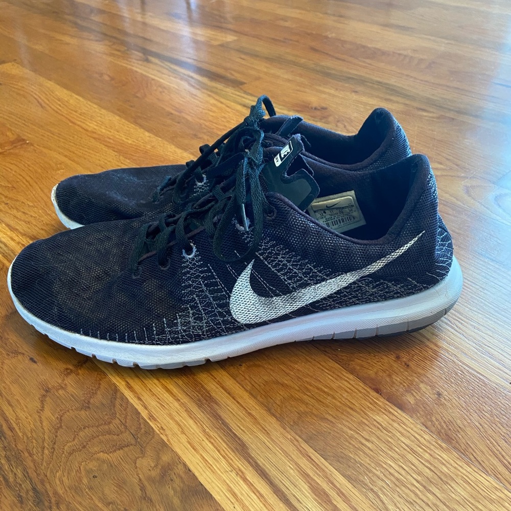 Men black and white nike Fury shoes